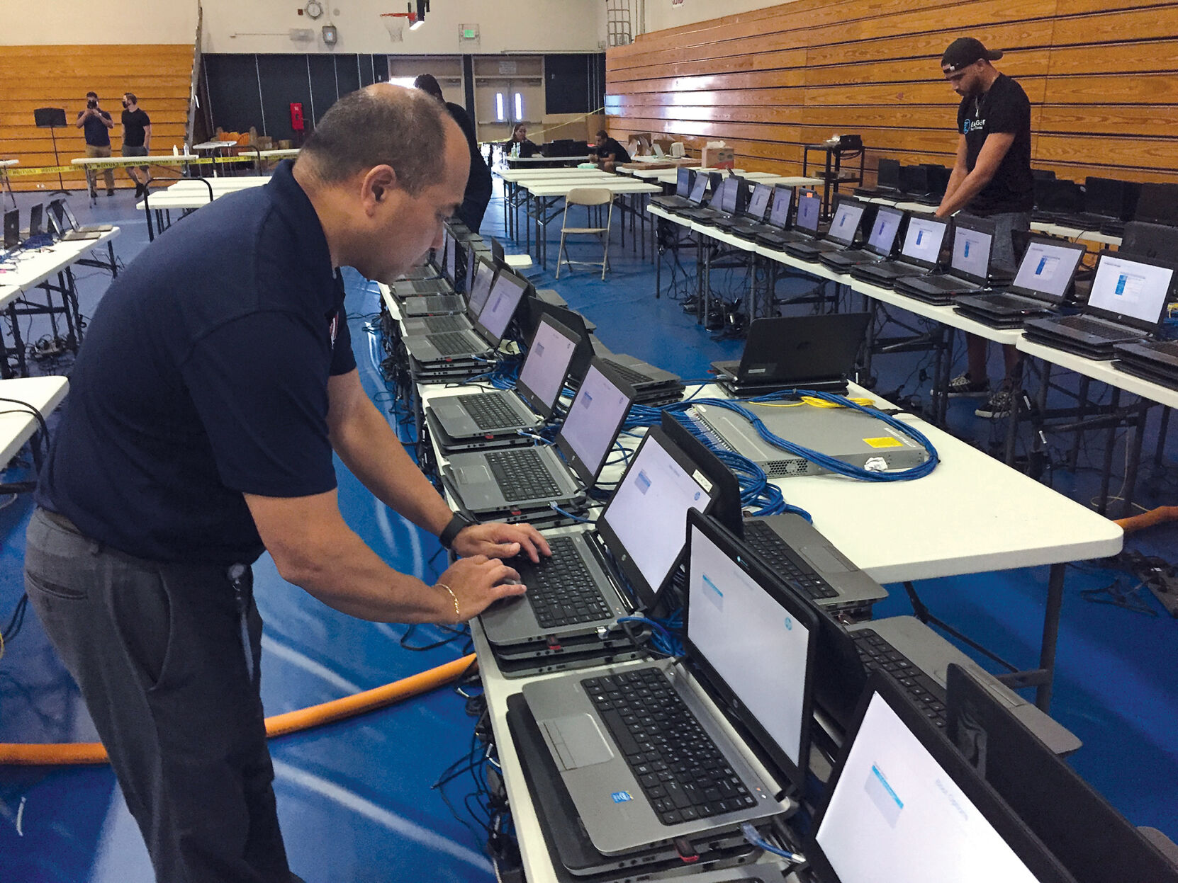 Students pick up computers